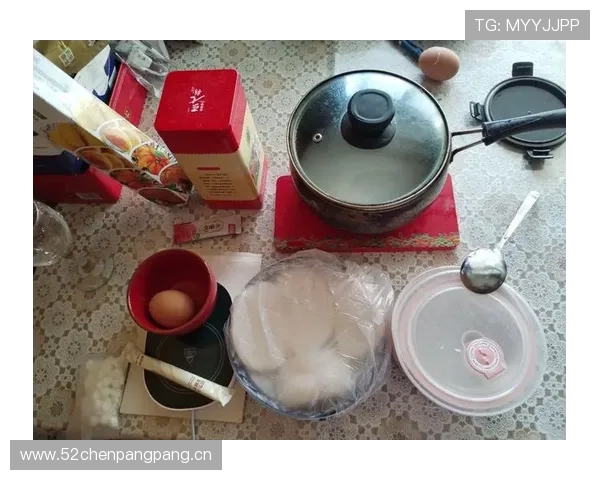 施洋家的冰箱里只放蛋白粉和冰水，连瓶可乐都找不到